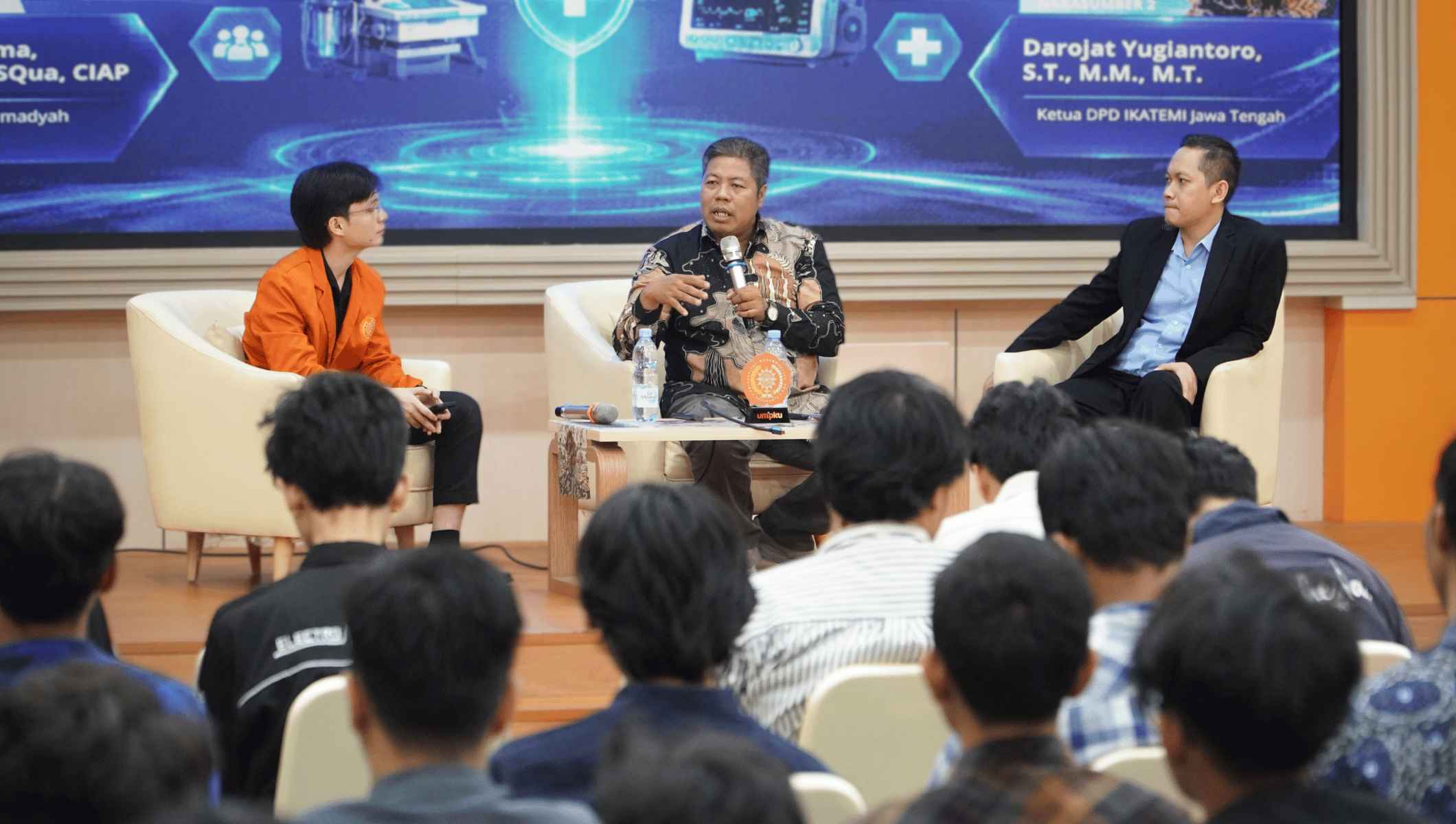 Dokumentasi sesi narasumber kuliah pakar D4 Elektromedis UMPKU