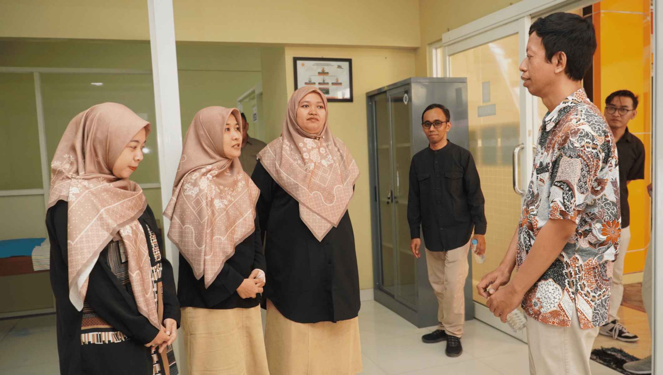 Sesi tanya jawab asesor dan tim prodi