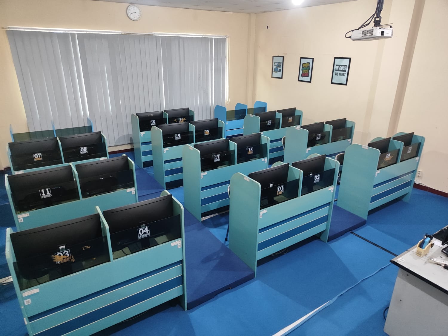 Laboratorium Komputer Informatika